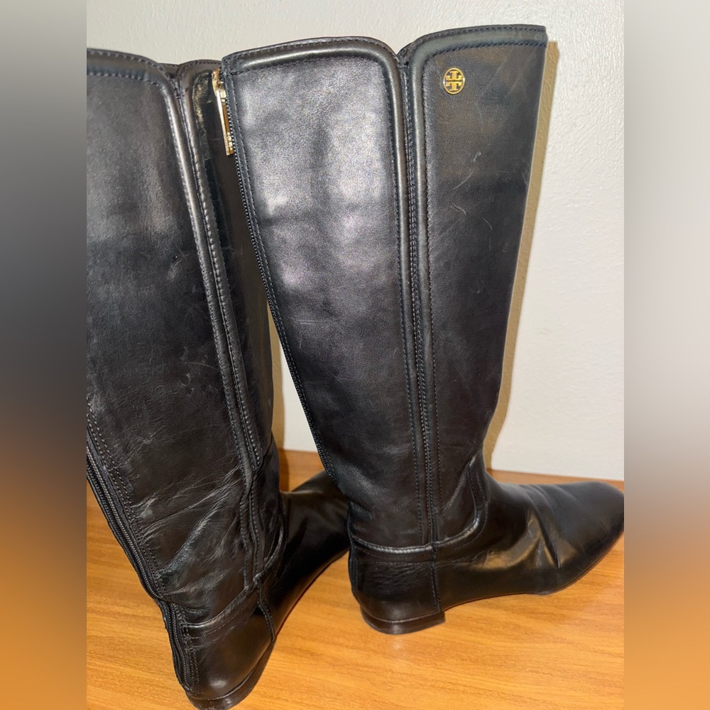 Tory Burch | Black Leather Boots with Monogram Lining - Picture 6 of 9